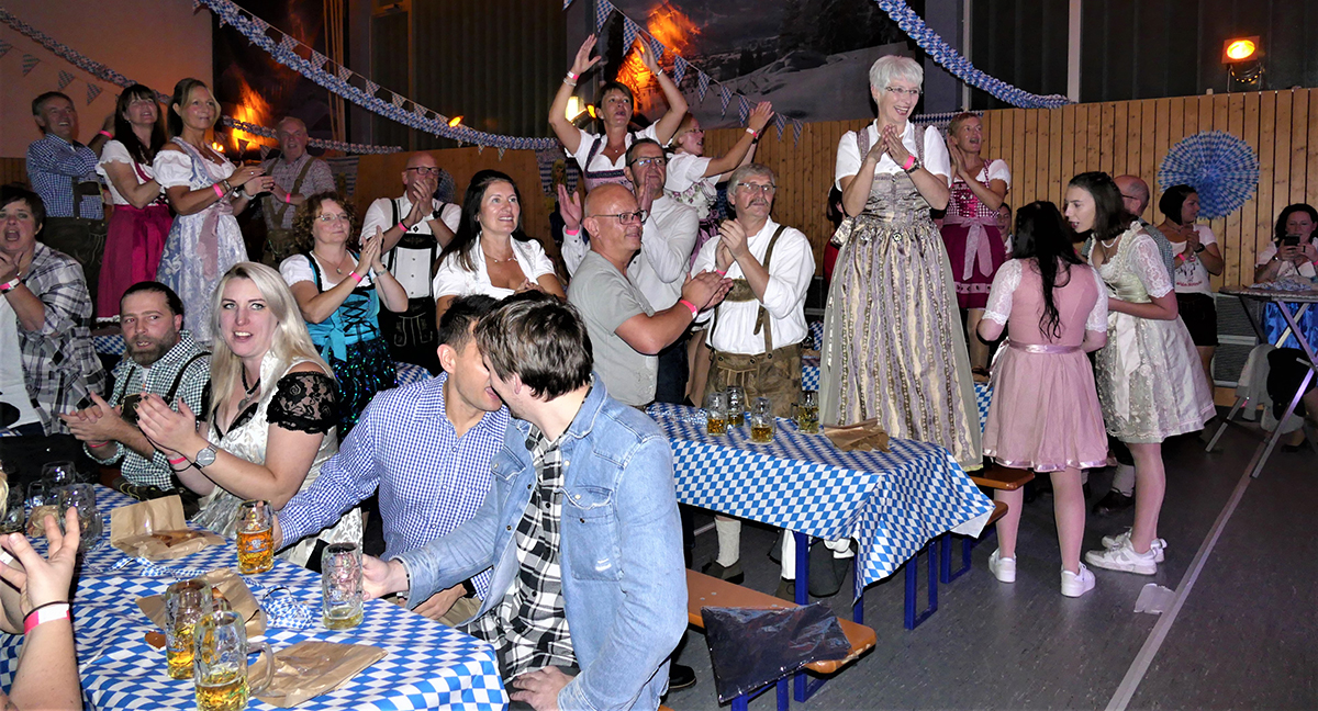 Die Besucher sorgten mit ihren Trachten fr wahres Oktoberfestfeeling. (Fotos: Sportfreunde Wallmenroth)