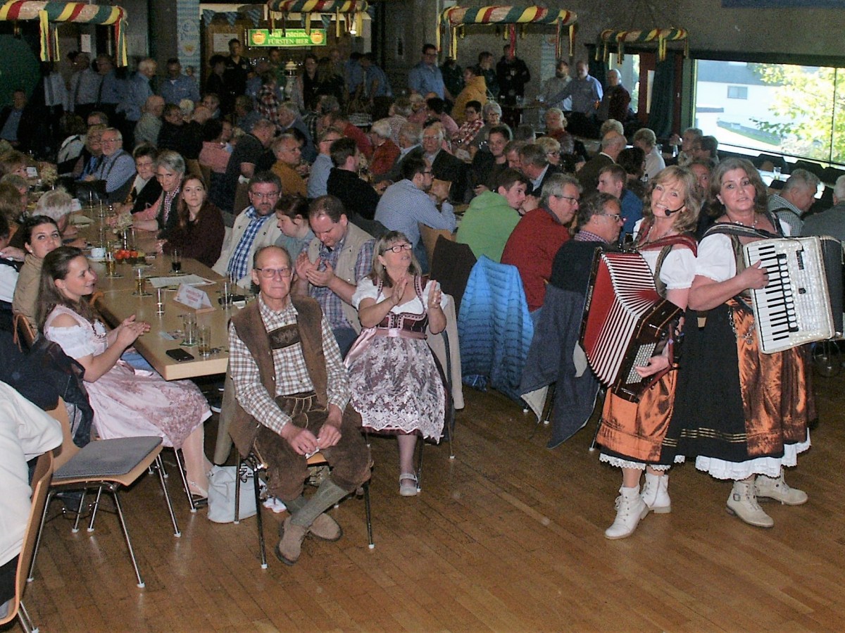 Tolle Stimmung herrschte beim Oktoberfest in Birken-Honigsessen. (Fotos: Bernhard Theis)