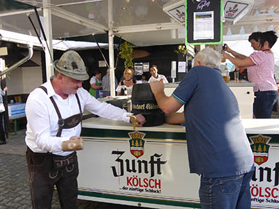 Gemeinsamer Fassanstich zum Oktoberfest in Frthen. Foto: Verein