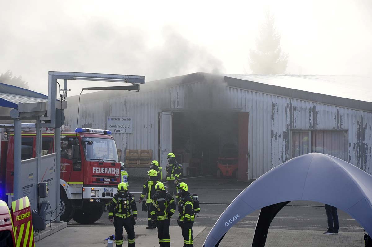 Immer wieder strmte schwarzer Rauch aus der Halle. (Foto: kk)