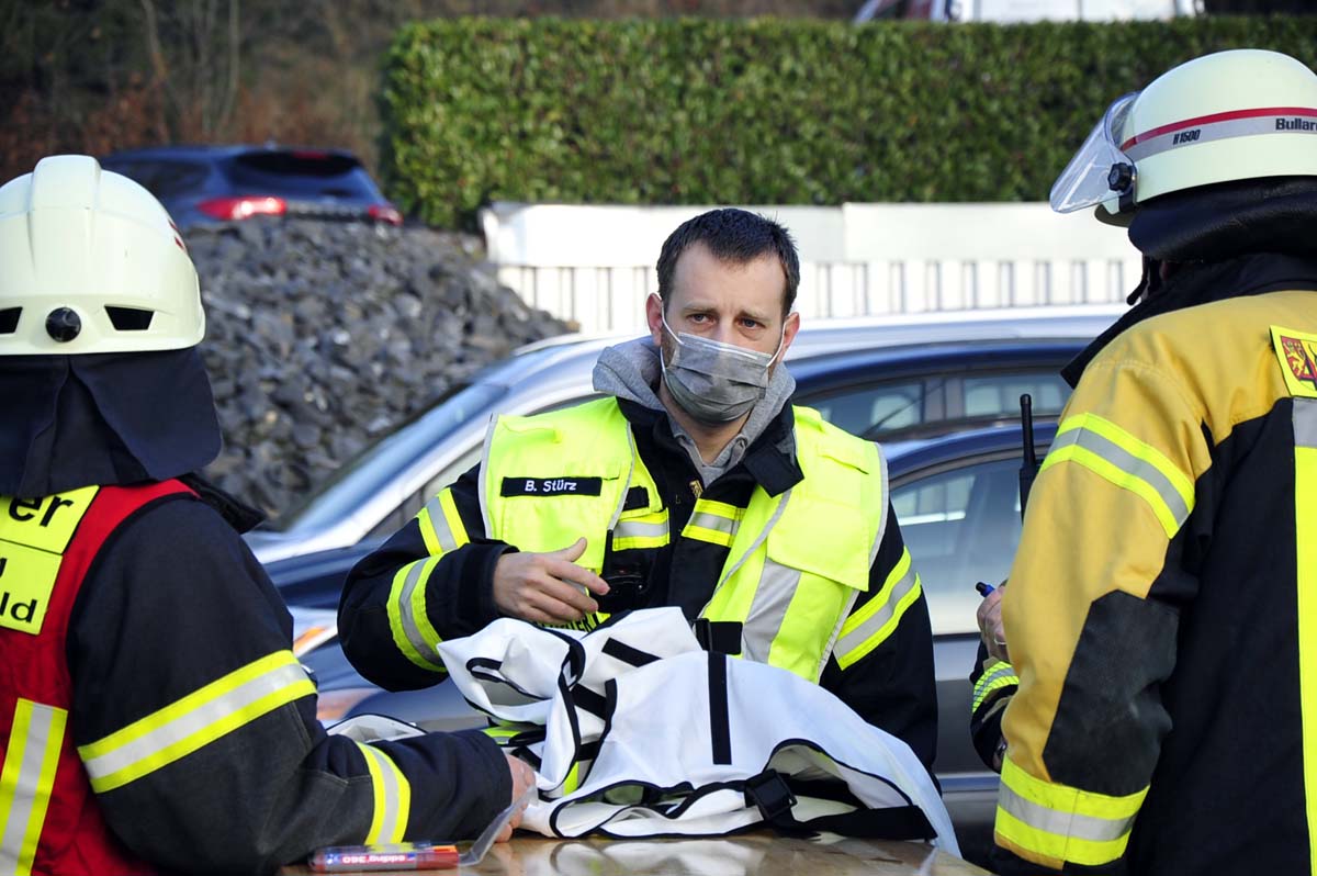 Wehrleiter Bjrn Strz (Mitte) als Einsatzleiter vor Ort (Bilder: Archiv kk)