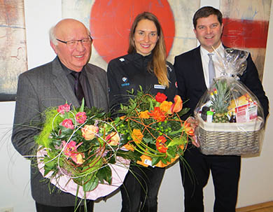 Brgermeister Maik Khler (rechts) und Ortsbrgermeister Josef Preuer wnschten der Brachbacherin Jacqueline Llling alles Gute und viel Erfolg fr die Olympischen Spiele in Sdkorea. Foto: VG Verwaltung