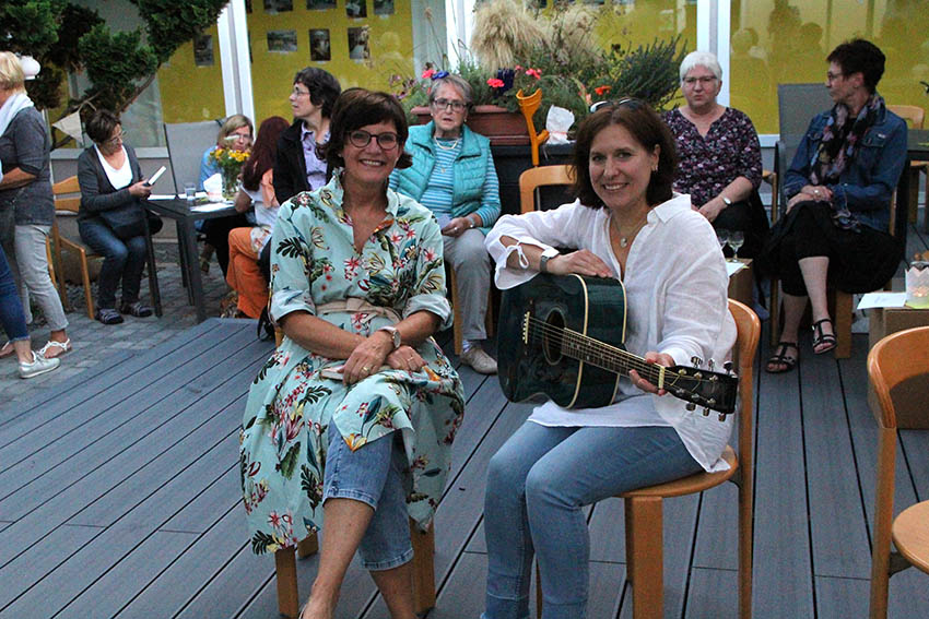 Catrina E. Schneider und Alexandra Fischer trugen zu einem herrlich leichten Sommerabend bei. Foto: Hospizverein 
