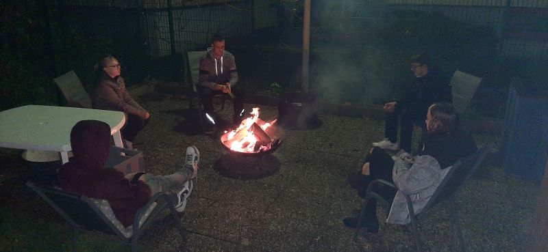 Open Friday am Lagerfeuer im Garten des Jugendzentrums Hachenburg. Foto: privat