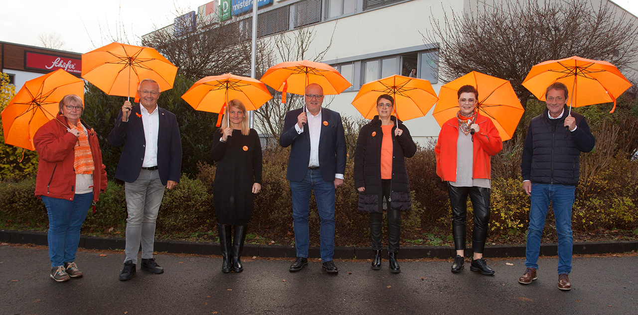 Westerwlder Landrte setzen bei Aktion "Orange Westerwald" sichtbares Zeichen