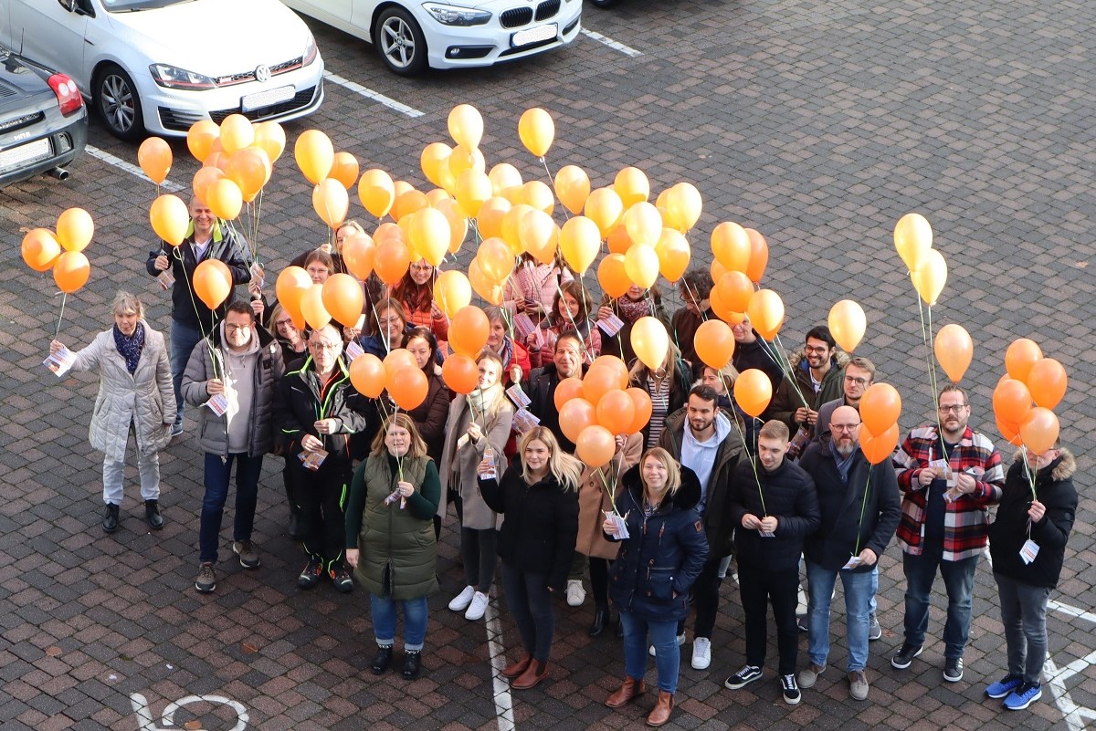 Orangene Luftballons anstatt orangene Lichter - das Team der VG Wirges setzte ein Zeichen. (Foto: privat)