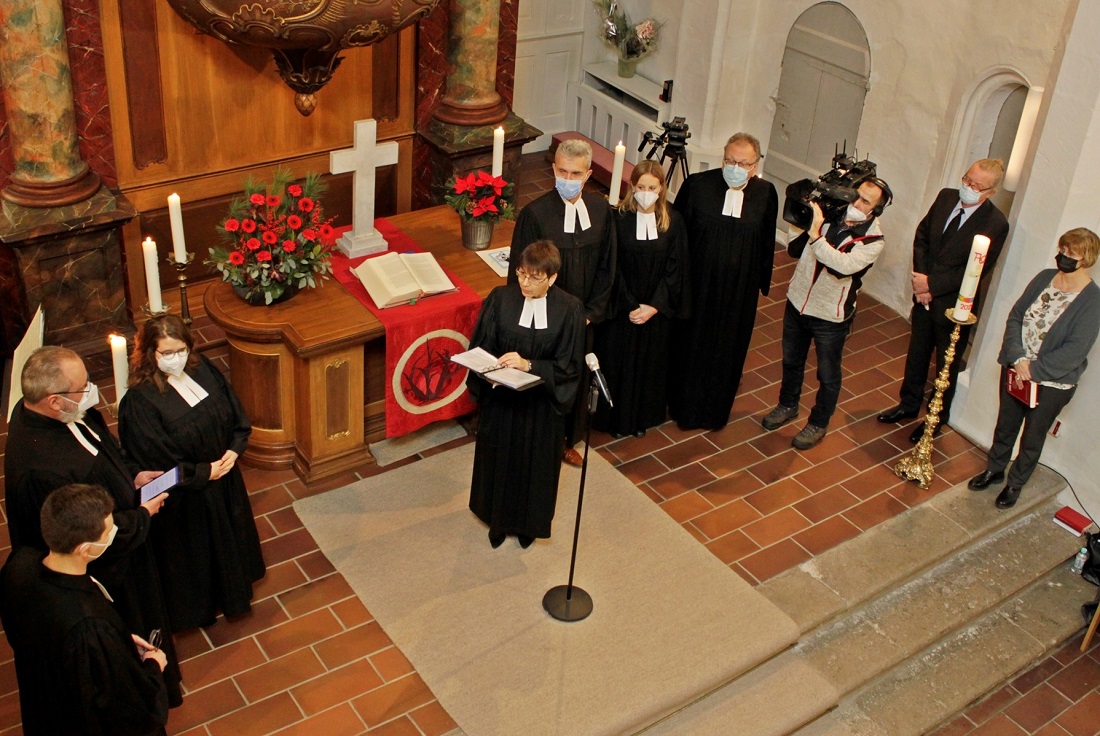 Pfarrer Yannik Steffens (ganz links) wird in der Evangelischen Schlosskirche von Prpstin Sabine Bertram-Schfer(Mitte) in den Pfarrdienst berufen. (Foto: Sabine Hammann-Gonschorek)