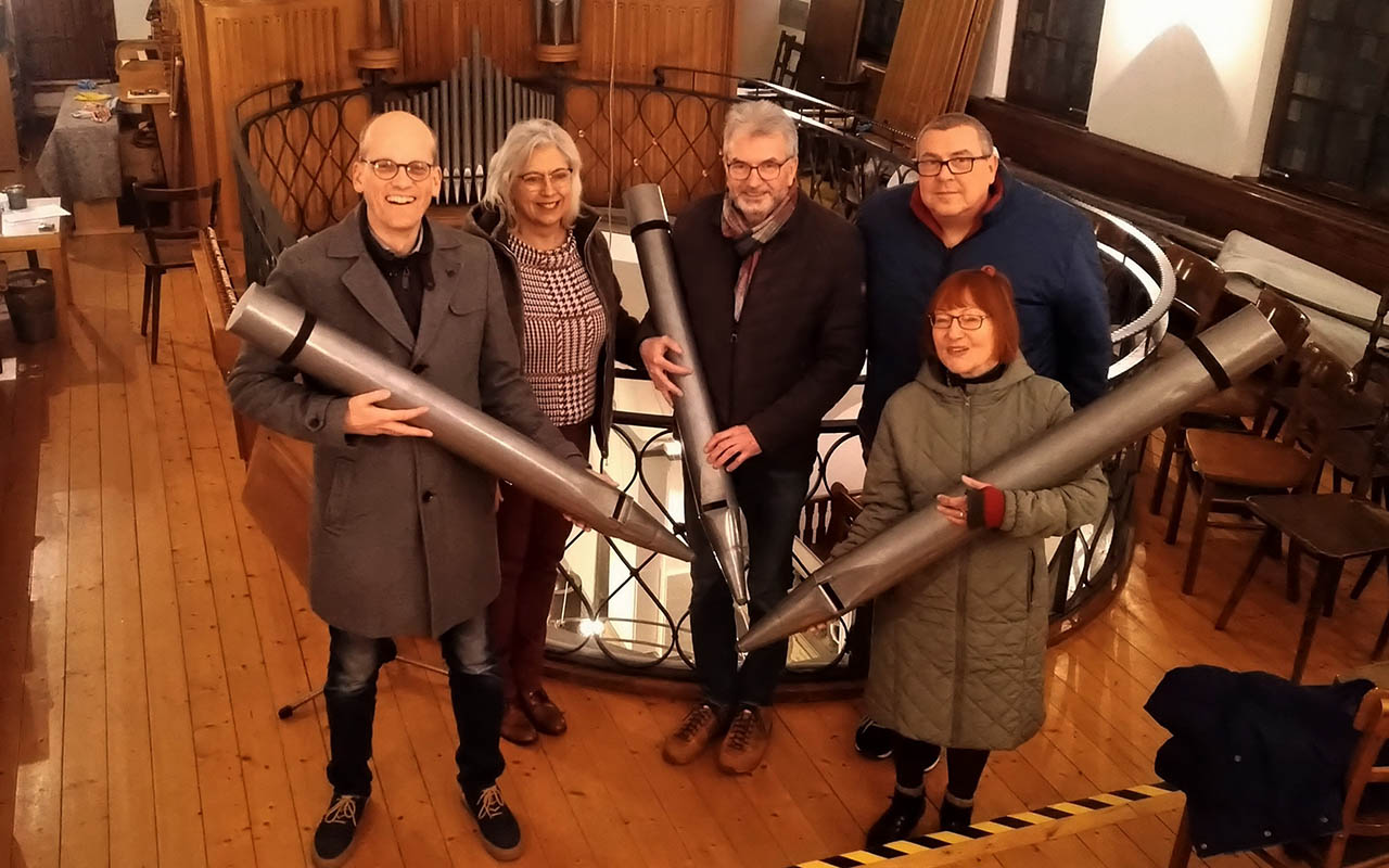 Der Vorstand des Kirchbauvereins startet eine Spendenaktion, um die Sanierung der Orgel zu untersttzen (v.l. Pfarrer Martin Haler, Inge Alsdorf, Hans-Werner Jckle, Jrg Welling und Ingrid Bachmann). (Foto: Erhard Jung) 