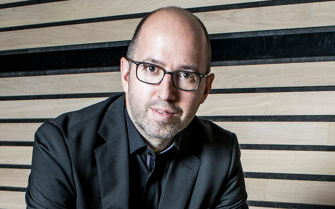 Stephan Rahn lsst die Orgel erklingen. (Foto: Ralph Schindelbecke)