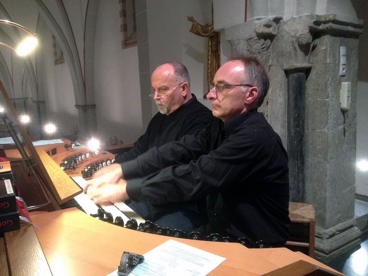 Die Organisten Gisbert Wüst (hinten) und Wolfgang Arneth gestalten das Programm der Marktmusik. Foto: Veranstalter
