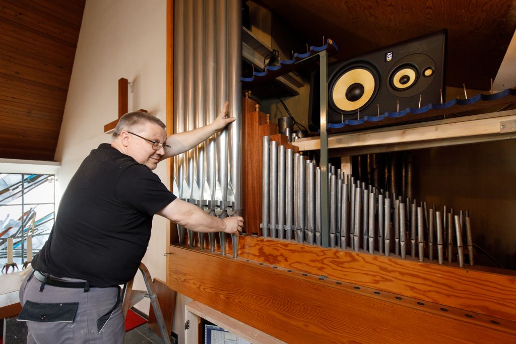 Die Pfeifen, die Oliver Schmidt einsetzt, dienen nur noch der Optik. Ansonsten hat der Experte die Orgel der Evangelischen Kirche in Hof komplett auf digitale Technik umgerstet. Fotos: Peter Bongard