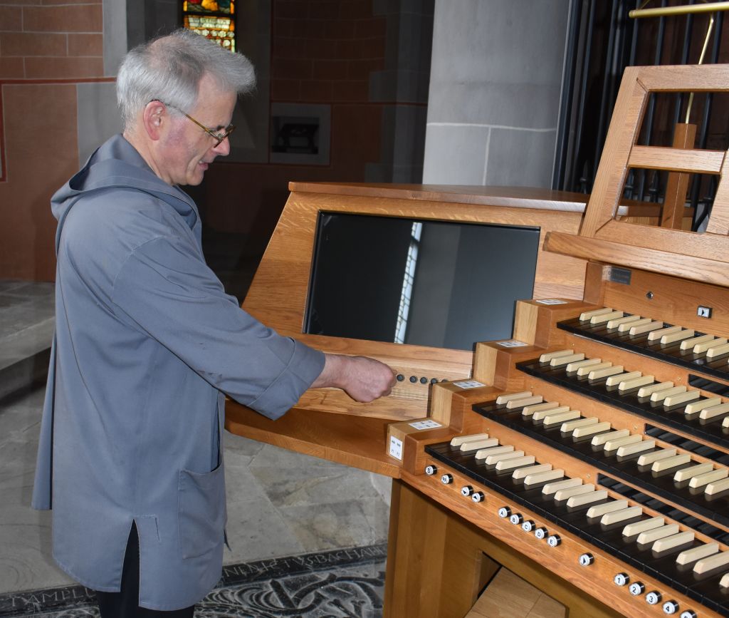 Frater Gregor Brandt OCist freut sich ber die moderne Orgel. Fotos: Wolfgang Rabsch