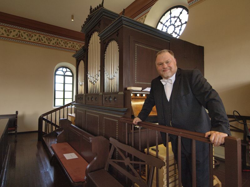 Dekanatskantor Jens Schawaller in der Evangelischen Kirche von Wahlrod. Foto: privat