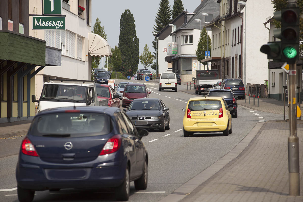 In der Ortsdurchfahrt Straenhaus herrscht immer Verkehr. Foto: Wolfgang Tischler