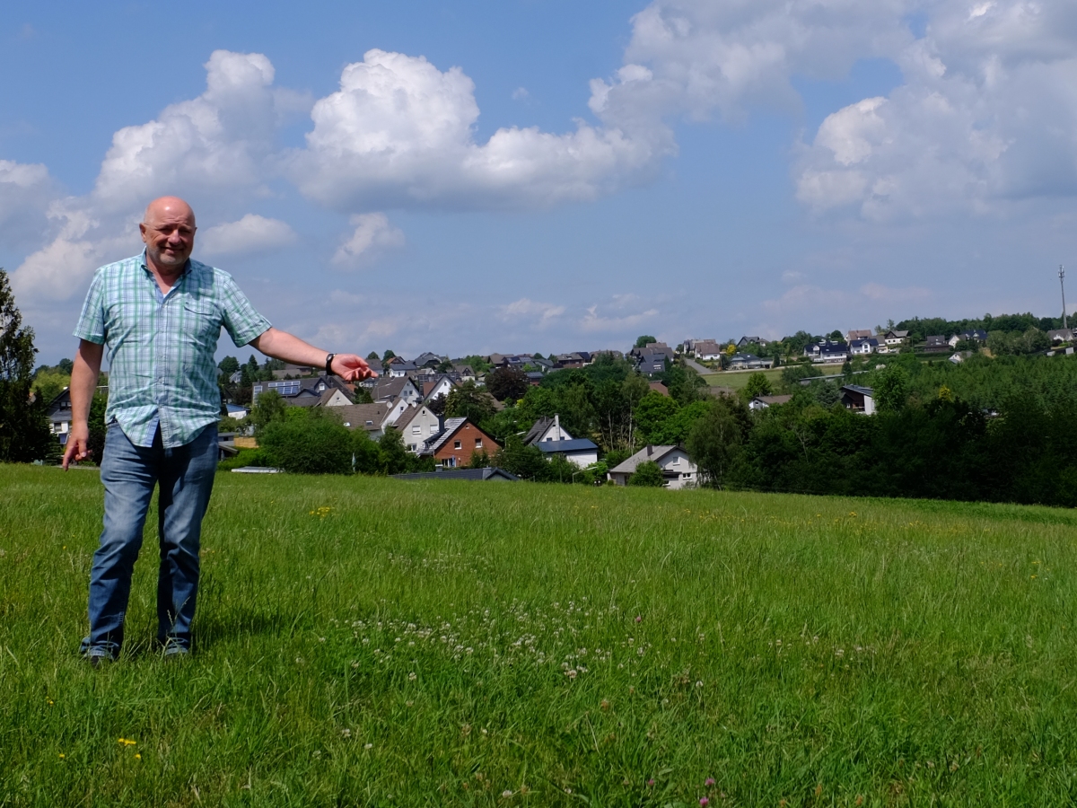 In Sachen Klimaschutz haben Stdte und Gemeinden eine besondere Bedeutung. Klimaneutralitt ist auch im neu entstehenden Baugebiet Oststrae in Birken-Honigsessen das Gebot. Hubert Wagner zeigt die schne Lage des Baugebietes. (Foto: KathaBe) 