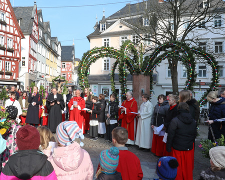 Wasser ist Leben. Diesem Leitsatz folgend segnete die beiden Pfarrer Walter Barthenheier und Dekan Wolfgang Weik den Osterbrunnen auf dem Groen Markt. (Fotos: Olaf Nitz/VG Montabaur)