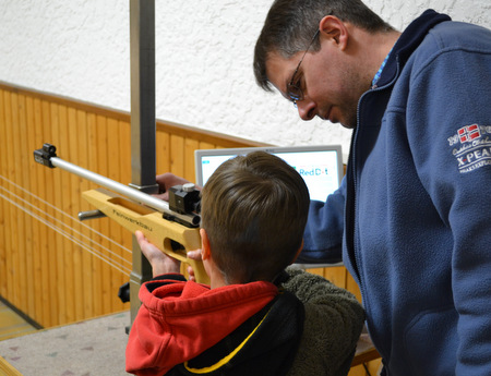 Mit sachkundiger Anleitung konnten sich auch die jungen Teilnehmer beim Ostereierschieen in Montabaur beweisen. (Foto: Verein) 