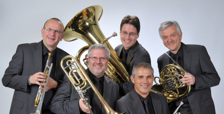 Das Ensemble „International Brass“ mit fünf Musikern aus vier Nationen spielt in diesem Jahr den „Osterjubel in Blech“ in der Klosterkirche Marienstatt. (Foto: Veranstalter) 