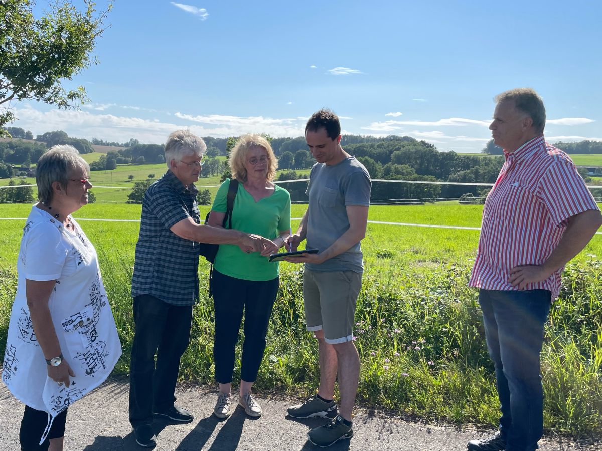 Der grne Direktkandidat fr den heimischen Bundestagswahlkreis Kevin Lenz (mit Tablet) machte sich ein Bild vor Ort. (Foto: Bndnis 90/Die Grnen Kreisverband Altenkirchen) 