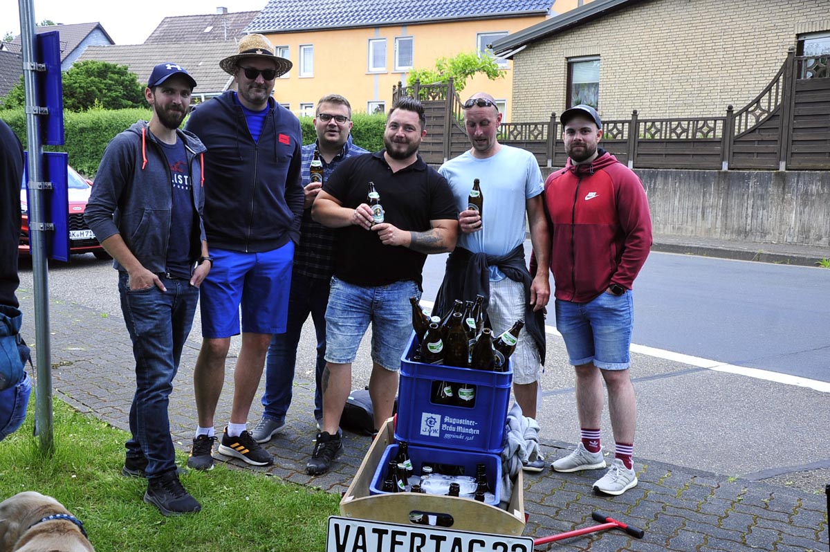 Wie berall trafen sich auch in Oberwambach Gruppen zum Feiern. (Fotos: kk)