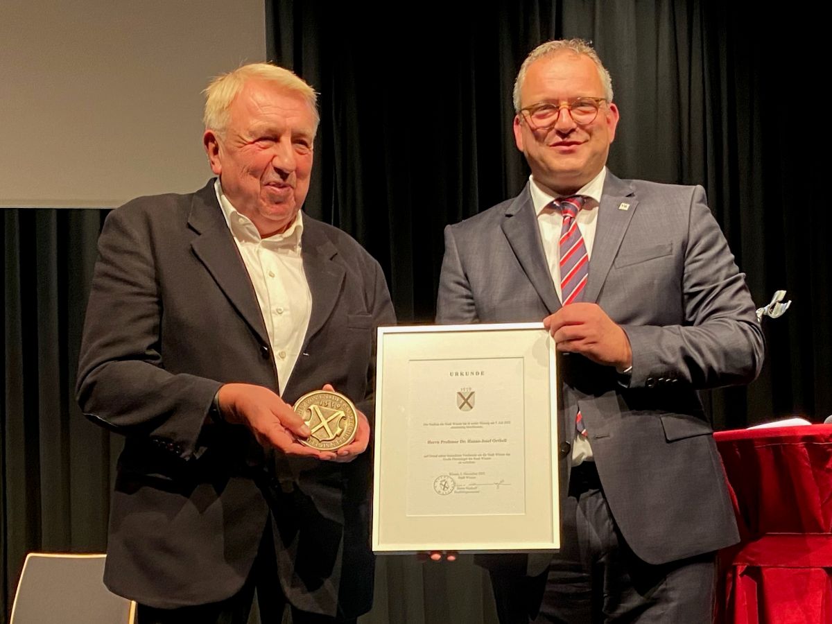 Die Stadt Wissen berrascht Hanns-Josef Ortheil anlsslich seines runden Geburtstages mit dem Groen Ehrensiegel. Von links: Hanns-Josef Ortheil und Berno Neuhoff. (Fotos: KathaBe)