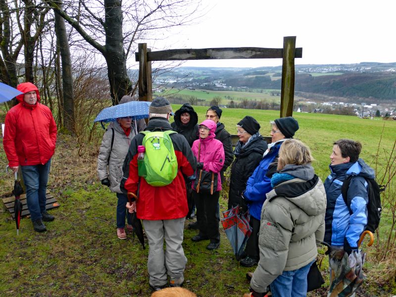 Bad Marienberger Wanderer am Panoramafenster mit Weitblick. Fotos: privat