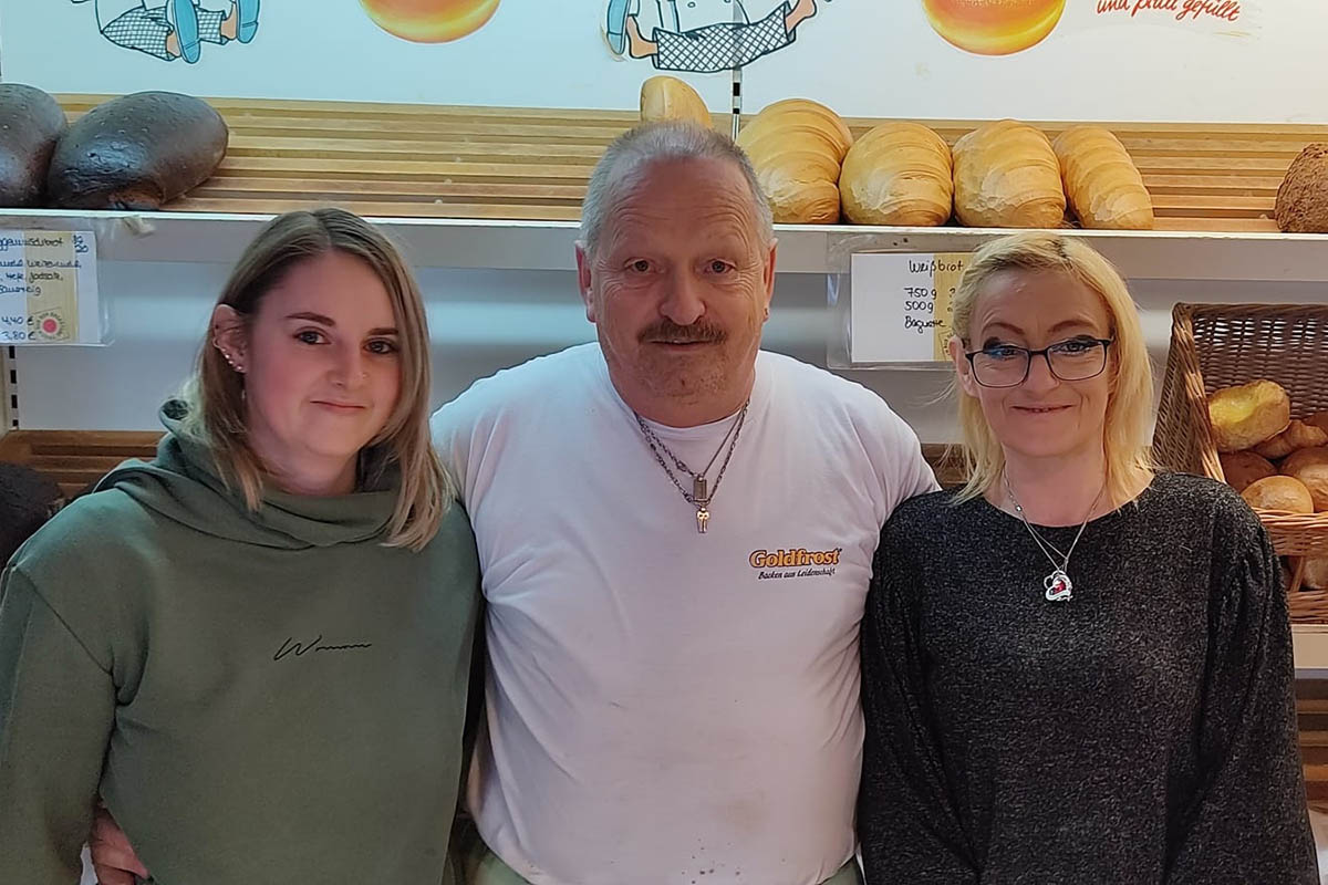 Das Team im Verkaufsraum (von links) Janina Schtz, Bckermeister Ulrich Kohlhaas, Katja Urbano, die auch schon seit zehn Jahren dabei ist und danach in der Pizzeria in Lochum weiter beschftigt wird. Fotos: Repa