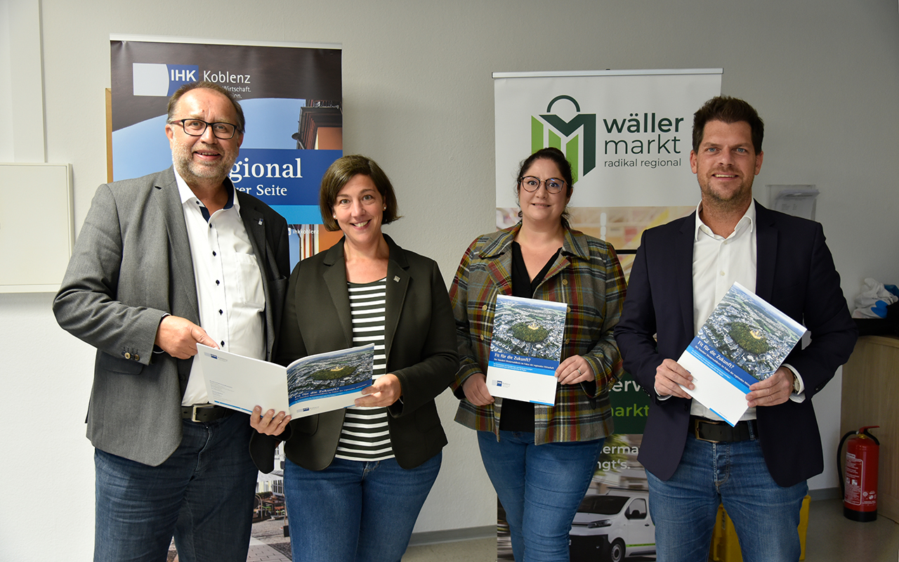 Richard Hover (von links), Katharina Schlag, Laura Heuchemer und Jens Geimer stellen das neue Positionspapier zur regionalen Wirtschaft vor. (Foto: sol)