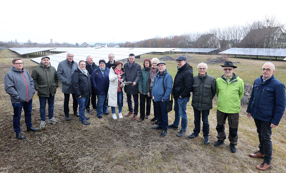 Die Ratsmitglieder der Papaya bei einer Besichtigung von Fotovoltaikanlagen in Block. Sie hoffen, dass sich hnliche Anlagen - nur in grerem Mastab - auch im Engerser Feld realisieren lassen und ffnen den Stadtwerken gern politisch die Tren fr eine entsprechende Prfung. Foto: CDU-Stadtratsfraktion