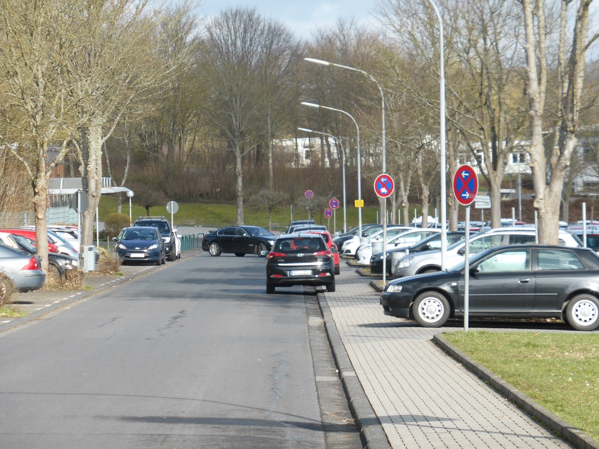 Typische Parksituation am Parkplatz Stadion in Montabaur; aufgenommen am Morgen eines Schultags im Januar 2020. (Fotoquelle: R+T Verkehrsplanung) 