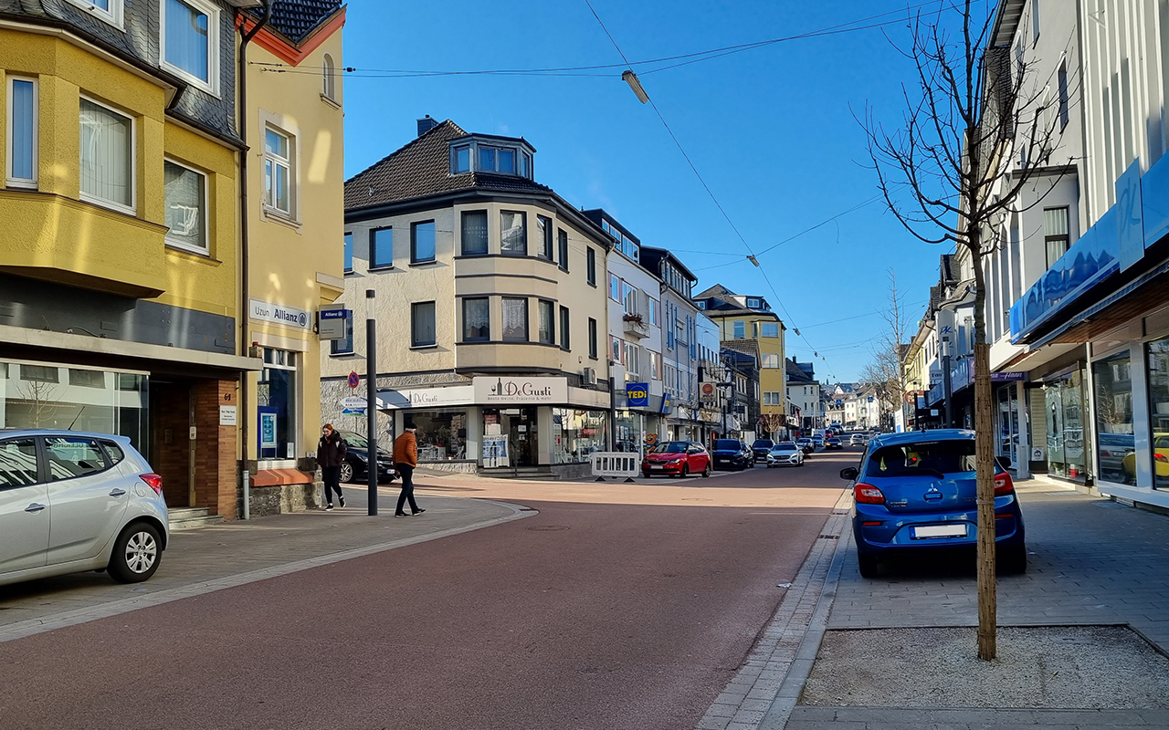 In der Rathausstrae gibt es jetzt eine Parkzone, die speziell markiert ist. (Foto: VG-Verwaltung Wissen)