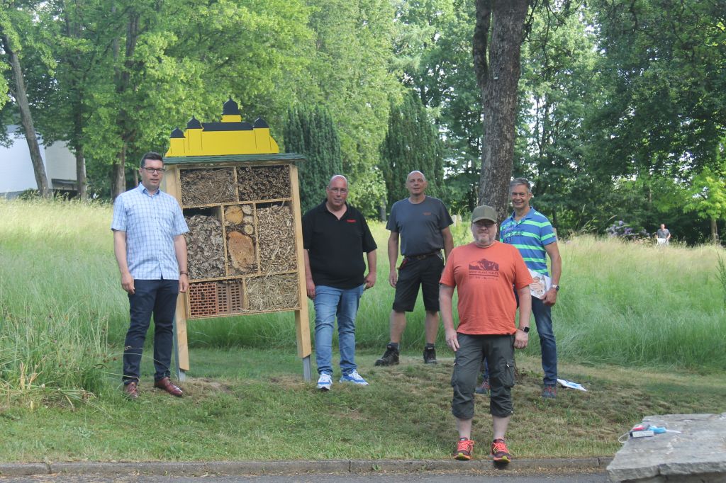 Die Silhouette von Schloss Montabaur ziert das Dach des neuen Insektenhotels auf dem Hauptfriedhof von Montabaur. An dem Projekt haben mitgearbeitet (v.l.) Markus Kuch (Grnflchenamt VG), Klaus Hering (BWHW), Christoph Kuhl (Bauhof Stadt), Dominik Rudolph und Peter Bill (beide BWHW). Foto: privat