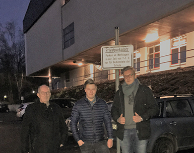 MdL Michael Wschenbach, Christian Behler und Justus Brhl (von links) begutachten die Parkplatzsituation in der Freiherr-vom-Stein Strae. Foto: JU
