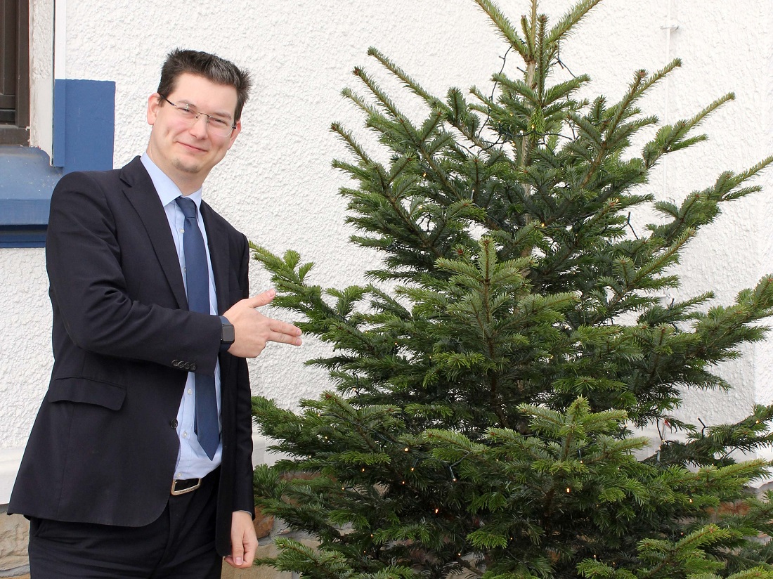 Geschftsfhrer Bastian Hoffmann neben der Tanne Paul. (Fotoquelle: Xpertus IT Systemhaus GmbH)