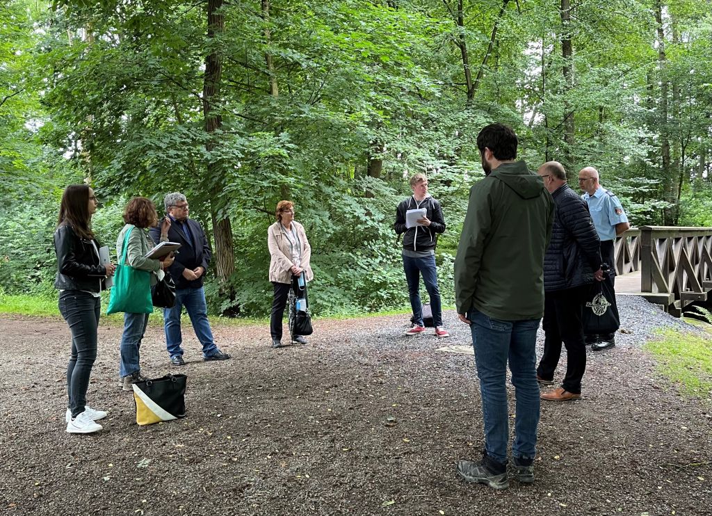 Beim Termin in Dierdorf informierte Umweltdezernent Michael Mahlert (3. von links) ber die neu installierten Warnpegel. Foto: privat