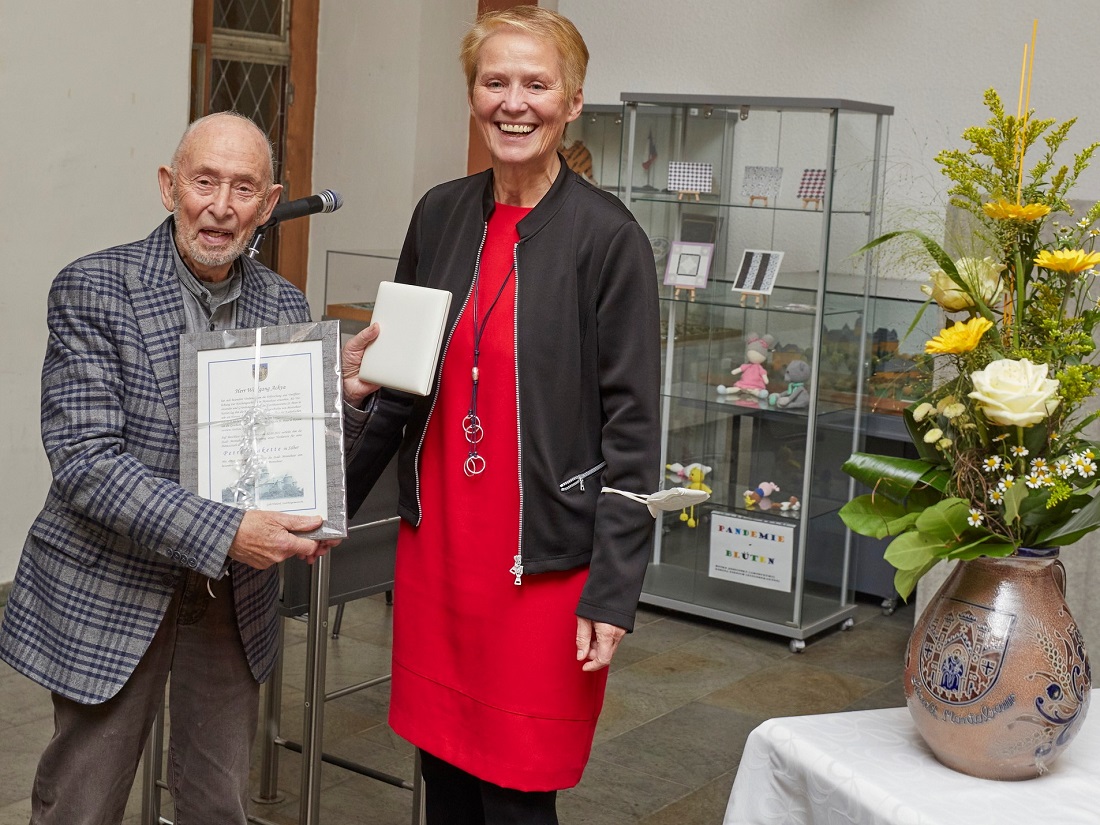 Wolfgang Ackva freute sich sichtlich über die Petrusplakette mit der Urkunde, die Stadtbürgermeisterin Gabi Wieland ihm überreichte. (Foto: Olaf Nitz / Quelle: Stadt Montabaur)