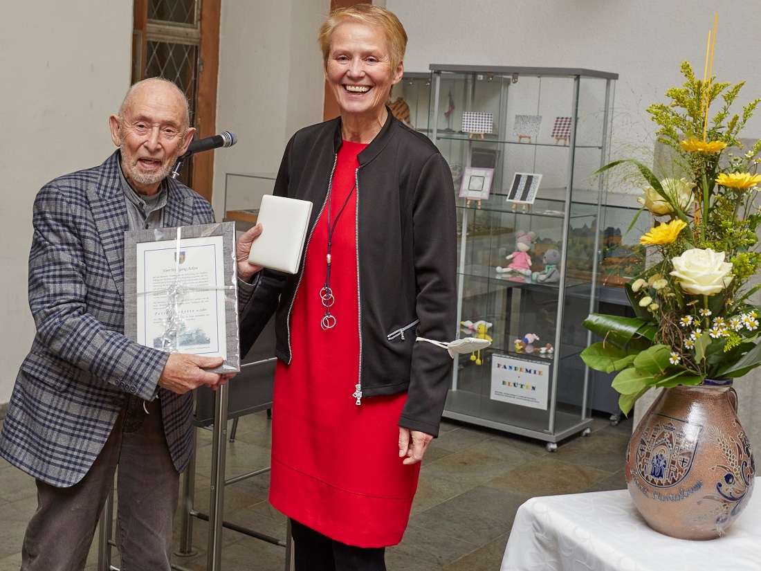 Wolfgang Ackva freute sich sichtlich ber die Petrusplakette mit der Urkunde, die Stadtbrgermeisterin Gabi Wieland ihm berreichte. (Foto: Olaf Nitz / Quelle: Stadt Montabaur)