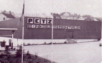 Historische Ansicht: Der Markt am Stammsitz in Wissen in den 70er Jahren. (Foto: Petz Rewe GmbH) 