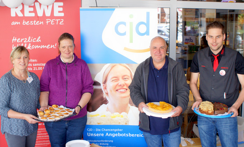 Verkauften Kuchen fr den guten Zweck: (von links) Christiane Radermacher, Anja Salewski und Uwe Reinhardt vom CJD in Wissen sowie Manuel Betz, Marktleiter des Rewe am besten Petz in Wissen. (Foto: as) 
