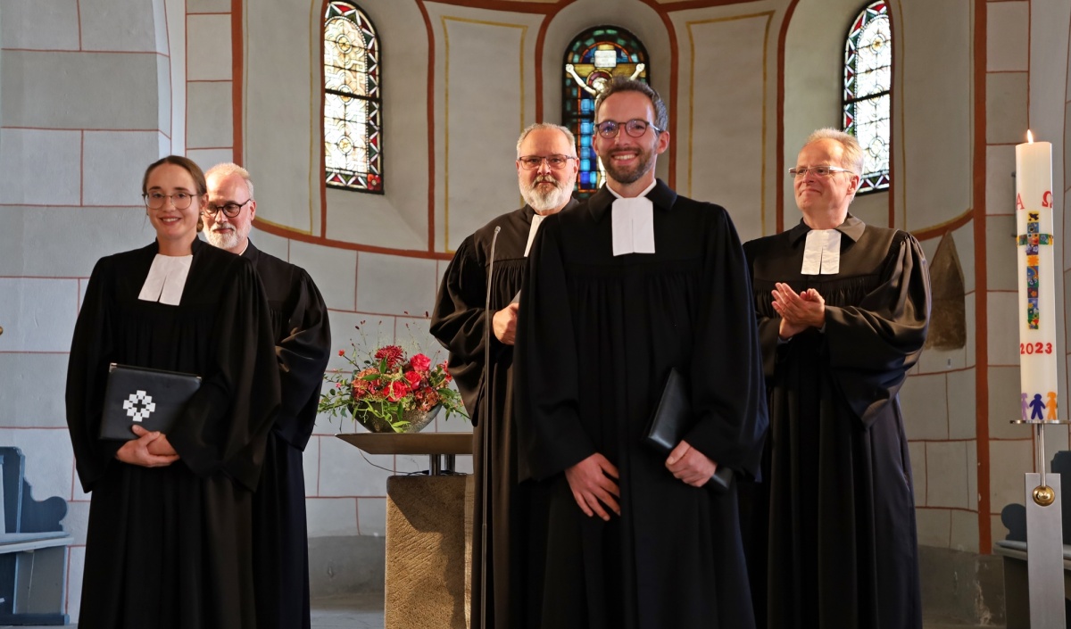 Pfarrerin Dr. Julia Wei und Pfarrer Daniel Balschmieter (vorne) wurden von Pfarrer Reiner Braun (v.l.), Dekan Dr. Axel Wengenroth und Pfarrer Martin Frlich in den Dienst eingefhrt. (Fotos: Sabine Hammann-Gonschorek)