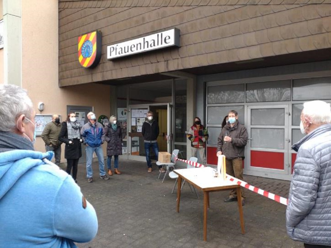 Versammlung vor der Pfauenhalle in Nordhofen (Foto: Privat)
