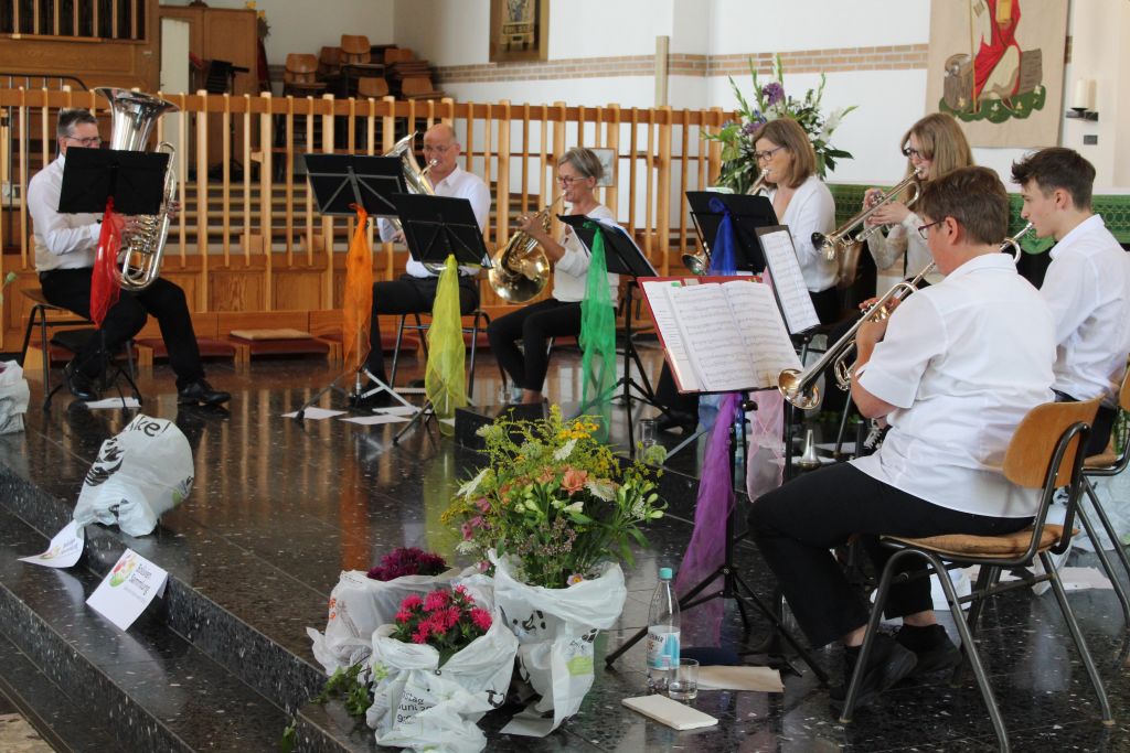 In kumenischer Verbundenheit spielten die evangelischen Blser der Herrnhuter Brdergemeine fr die Bolivien-Aktion in der katholischen Bonifatiuskirche. Foto: Pfadfinder Obb