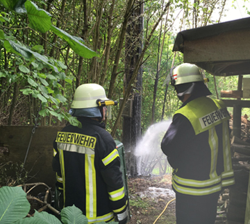 Heckenbrand beschdigte einen Strommasten