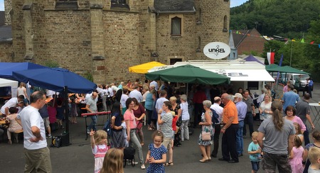 Verschiedene Gruppierungen der Pfarrei beteiligen sich mit unterschiedlichen Stnden am Betzdorfer Pfarrfest und sorgen bestens fr das leibliche Wohl.(Foto: Veranstalter)