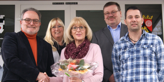 Gratulationen fr die Jubilarin: (von links) Michael Wagener, Sabine Moll, Manuela Pfeifer, Klaus Becher und Michael Herzog. (Foto: Verbandsgemeinde Wissen) 