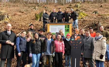 Nach getaner Arbeit: Die Azubis der Westerwald Bank mit dem Bankvorstand und den Mitarbeitern der Landesforsten Rheinland-Pfalz. (Foto: Westerwald Bank) 