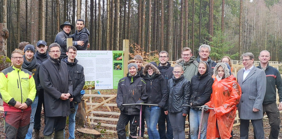 Nach getaner Arbeit: Die Azubis der Westerwald Bank mit dem Bankvorstand und den Mitarbeitern der Landesforsten Rheinland-Pfalz. (Foto: Westerwald Bank)