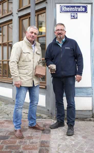 Auf der Grenze zwischen neu und alt: (von links) Stadtbrgermeister Rolf Jung und Bezirksstellenleiter Netz-EWH Thomas Tnges. Fotos: Stadtverwaltung Selters