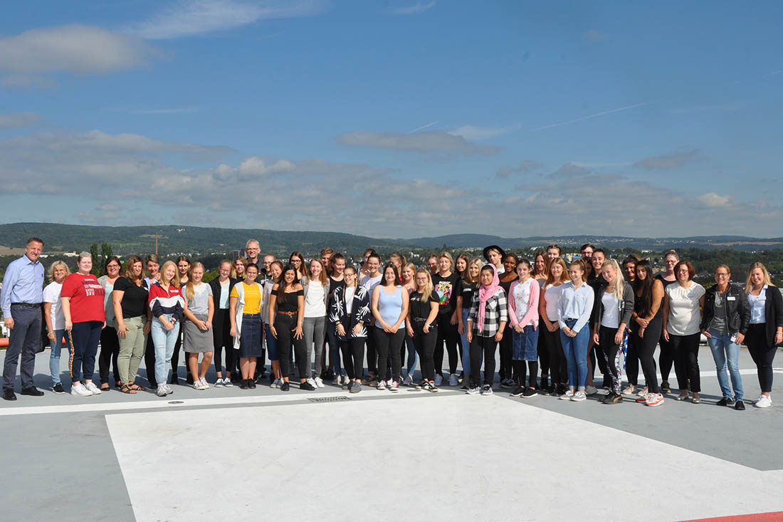 Pflegedirektor Oliver Schmann (1. von links) und die Pflegedienstleiterin von Neuwied, Nicole Hahn (2. von rechts), genieen mit 41 neuen Pflegeschlern den Ausblick ber Neuwied vom Heliport ber dem Marienhaus Klinikum St. Elisabeth