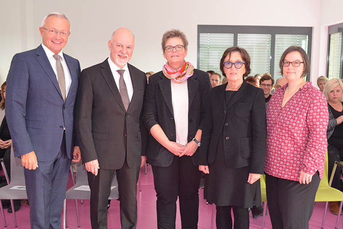 Von links: Landrat Achim Hallerbach, Prof. Manfred Exner, Brbel Jungbluth (Fachkrankenschwester fr Infektionsschutz beim Neuwieder Gesundheitsamt), Beate Klb (Leiterin des Neuwieder Gesundheitsamtes) und Daniela Zahn, Koordinatorin im mre-netz regio rhein-ahr. Fotos: Kreisverwaltung